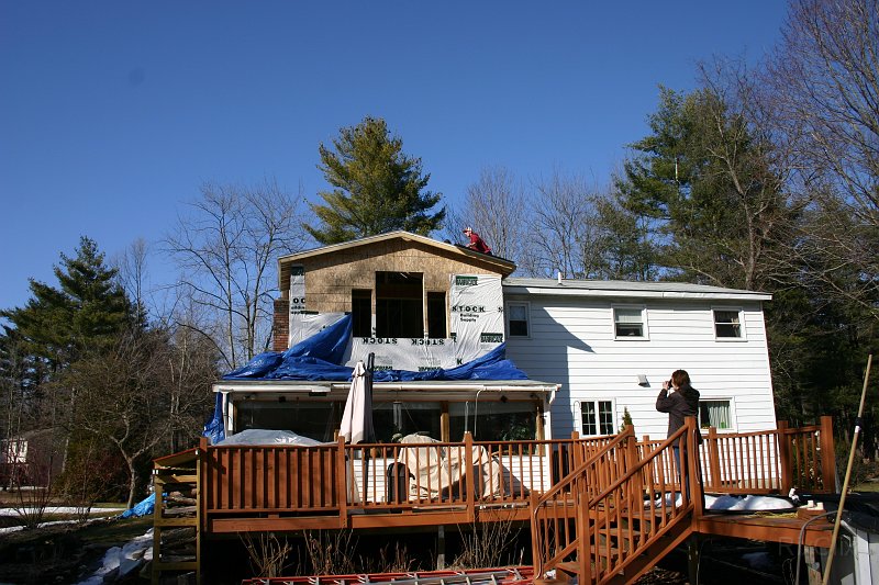 0040.jpg - The roof is put on.